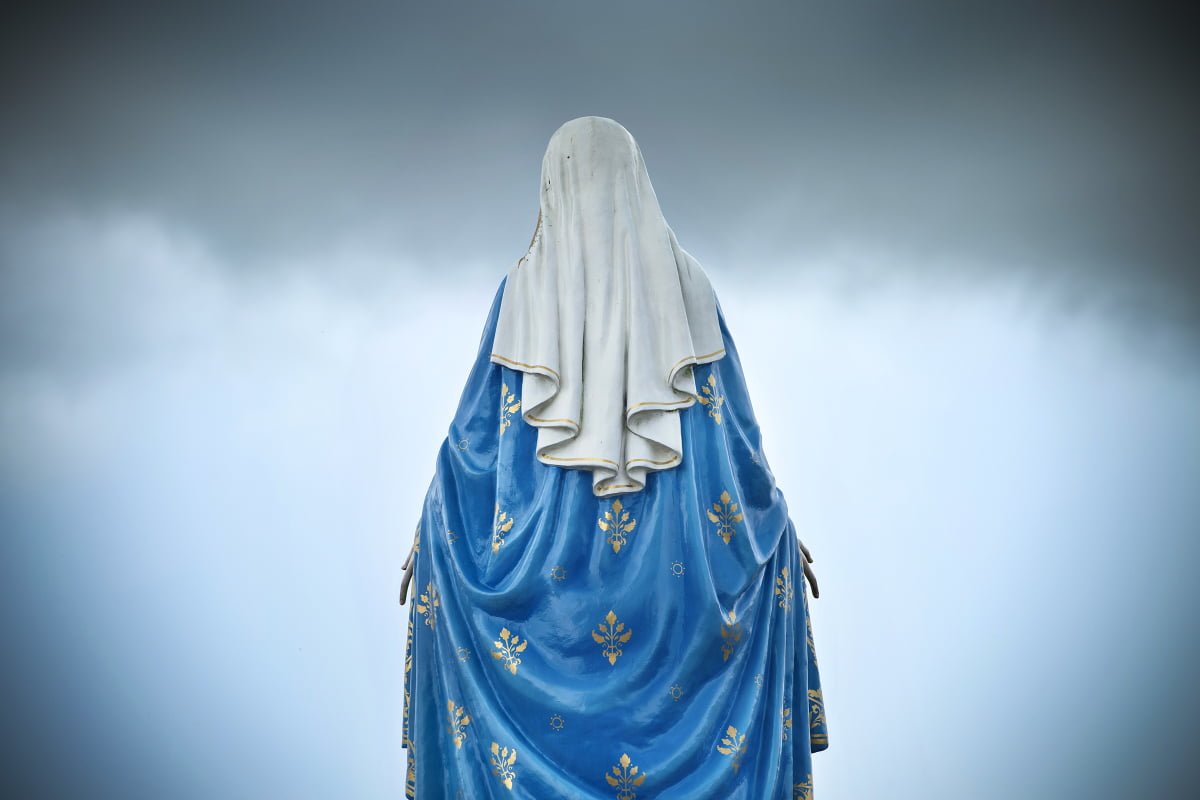 web our lady madonna mary statue back worradirek shutterstock 226051258