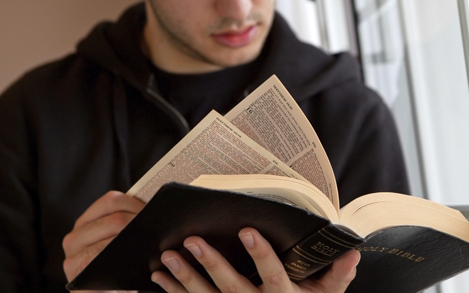 bible reading iStock 000023583347 scaled croped