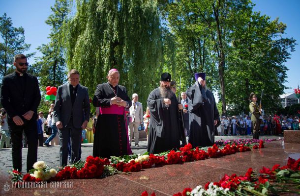 Біскуп Гродзенскі ўсклаў кветкі да магілы абаронцаў Айчыны