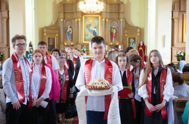 Біскуп Гродзенскі ўдзяліў сакрамэнт канфірмацыі ў ваўкавыскай парафіі св. Станіслава Косткі