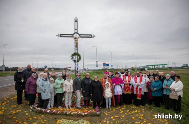 Біскуп Андрэй Зноска здзейсніў благаслаўленне крыжоў на выездах са Смаргоні
