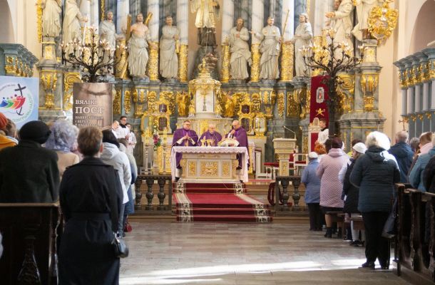 Арцыбіскуп Кандрусевіч цэлебраваў у гродзенскай катэдры Імшу з нагоды Міжнароднага жаночага дня