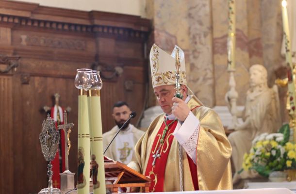 Біскуп Уладзімір Гуляй удзяліў сакрамэнт канфірмацыі ў гродзенскай парафіі Адшукання Святога Крыжа