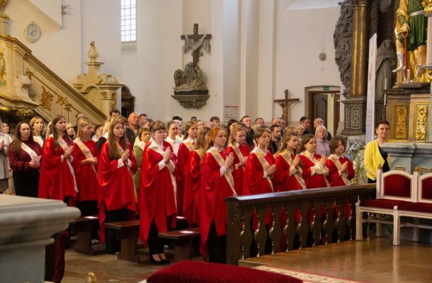 Біскуп Уладзімір Гуляй удзяліў сакрамэнт канфірмацыі ў гродзенскай катэдры