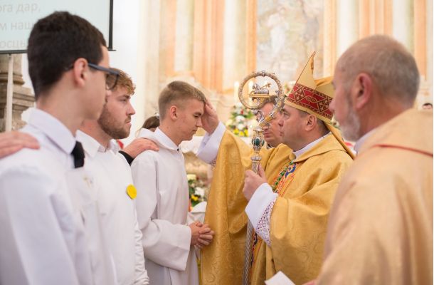 Сакрамэнт канфірмацыі ў Гальшанах: “Францішак Асізскі паказаў, што і адзін чалавек, калі поўнасцю аддае сябе Богу, можа змяніць увесь свет”