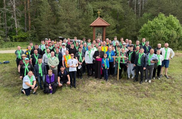 Біскуп Гродзенскі ўдзяліў благаслаўленне мужчынскай пілігрымцы Ашмянскага дэканату, якая ішла ў Баруны