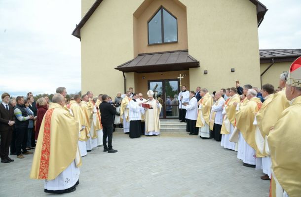 Біскуп Гродзенскі асвяціў касцёл бл. Міхала Сапоцькі ў Абухаве