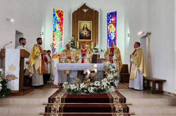 У Наваельні адзначылі з удзелам біскупа Гродзенскага 25-годдзе з часу асвячэння касцёла