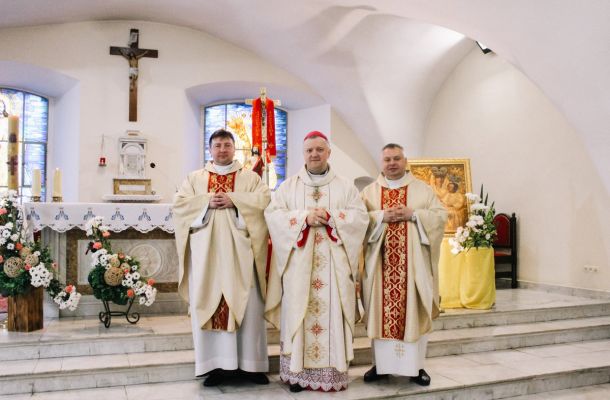 Некалькі чалавек, у тым ліку біскуп Андрэй Зноска, адзначылі ў гродзенскай семінарыі 20-годдзе святарства