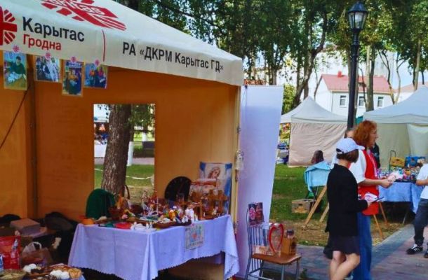 Супрацоўнікі “Caritas” Гродзенскай дыяцэзіі пабывалі на свяце ўраджаю ў Ваўкавыску