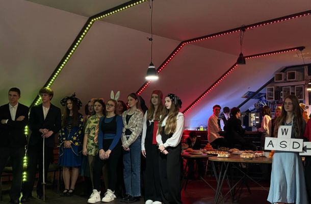 На “Андрэйках” у лідскай Фары моладзь была ў касцюмах персанажаў фільмаў