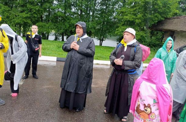 Біскуп Гродзенскі сустрэўся ў Навагрудку з пілігрымамі, якія ідуць у Тракелі