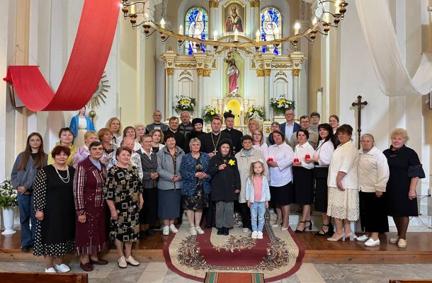 Вернікі варнянскай парафіі памаліліся ў Свіры за свайго былога пробашча кс. Яна Сялевіча