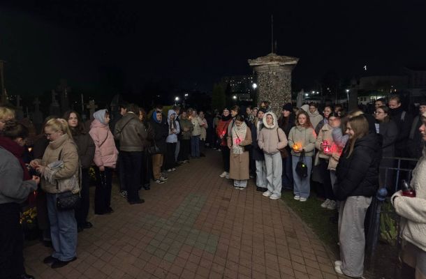 Моладзь гродзенскіх парафій памалілася на могілках за памерлых