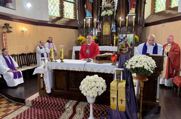 У Каменцы з удзелам біскупаў памаліліся за кс. Юрыя Свіслоцкага праз трыццаць дзён пасля смерці