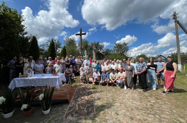 У вёсцы Клінчаны на тэрыторыі адэльскай парафіі благаславілі крыж