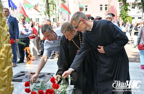 Святары ўсклалі кветкі на мітынгу, прысвечаным вызваленню Ваўкавыска