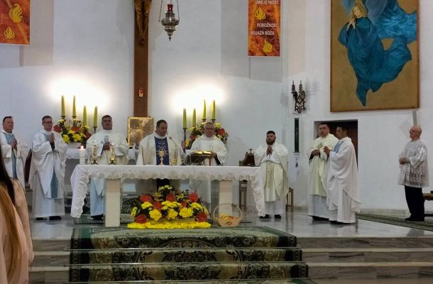 Ва ўспамін Найсвяцейшага Імя Марыі біскуп Гродзенскі ўдзяліў сакрамэнт канфірмацыі ў лідскай парафіі