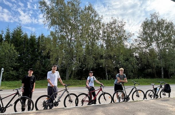 Міністранты ашмянскай парафіі здзейснілі велапілігрымку ў Баруны