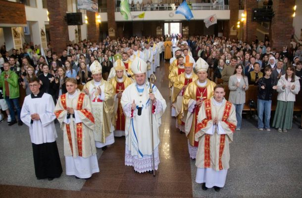 “Хрысціян павінны пазнаваць па любові”: у першы дзень агульнабеларускай сустрэчы моладзі прайшла Імша з удзелам біскупаў