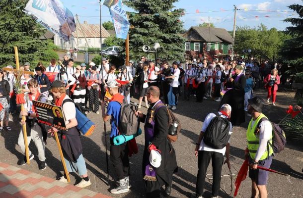 Са Смаргоні вырушыла ў Будслаў Салезіянская моладзевая евангелізацыйная пілігрымка