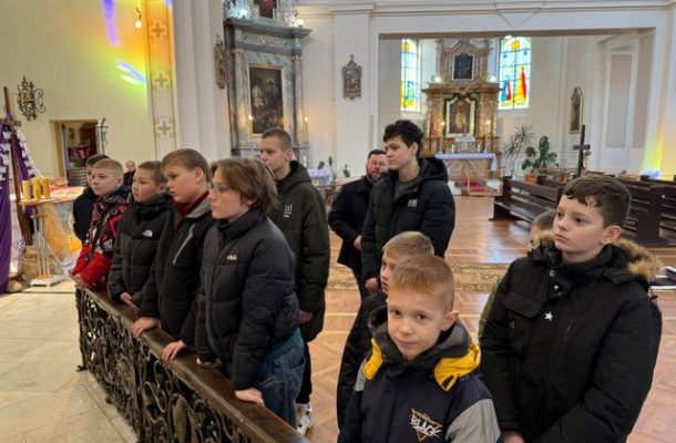 Міністранты гродзенскай парафіі наведалі юбілейныя святыні дыяцэзіі