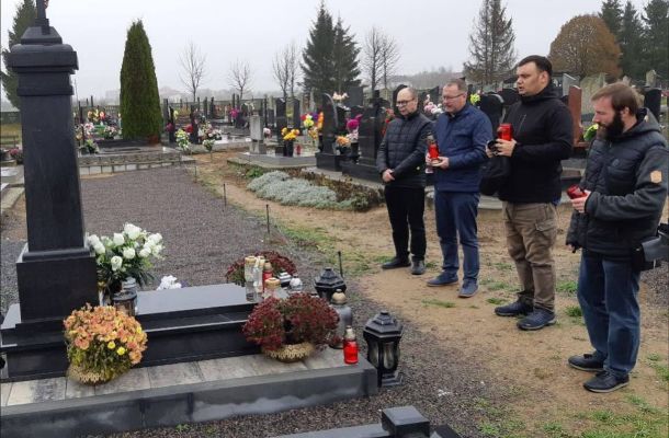 Айцы піяры наведалі магілы сваіх сабратоў