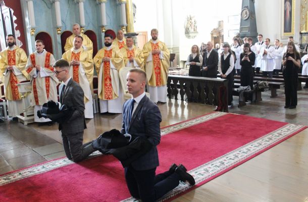 Біскуп Буткевіч благаславіў сутаны студэнтаў гродзенскай семінарыі