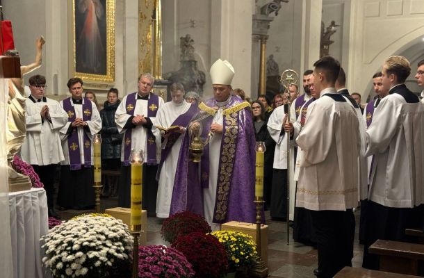 Біскуп Гродзенскі ва ўрачыстасць Усіх Святых: “Мы ідзём туды, куды святыя ўжо прыйшлі”